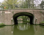 810081 Gezicht op de Quintijnsbrug over de Nieuwegracht te Utrecht.